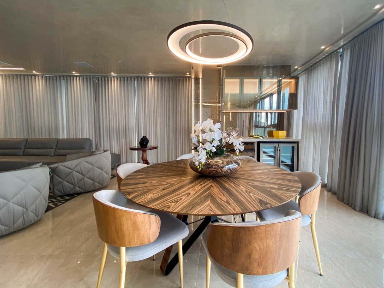 Apartamento á Venda com 3 Suítes na Barra Sul