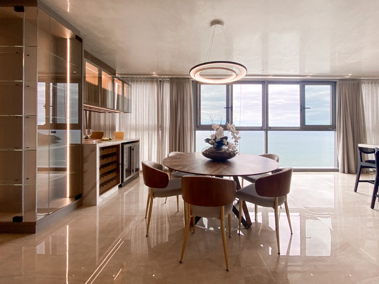 Apartamento á Venda com 3 Suítes na Barra Sul