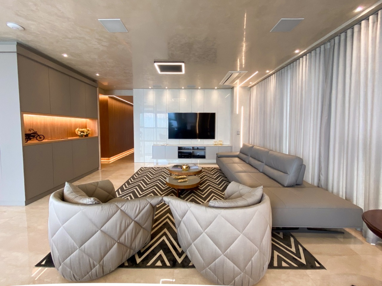Apartamento á Venda com 3 Suítes na Barra Sul