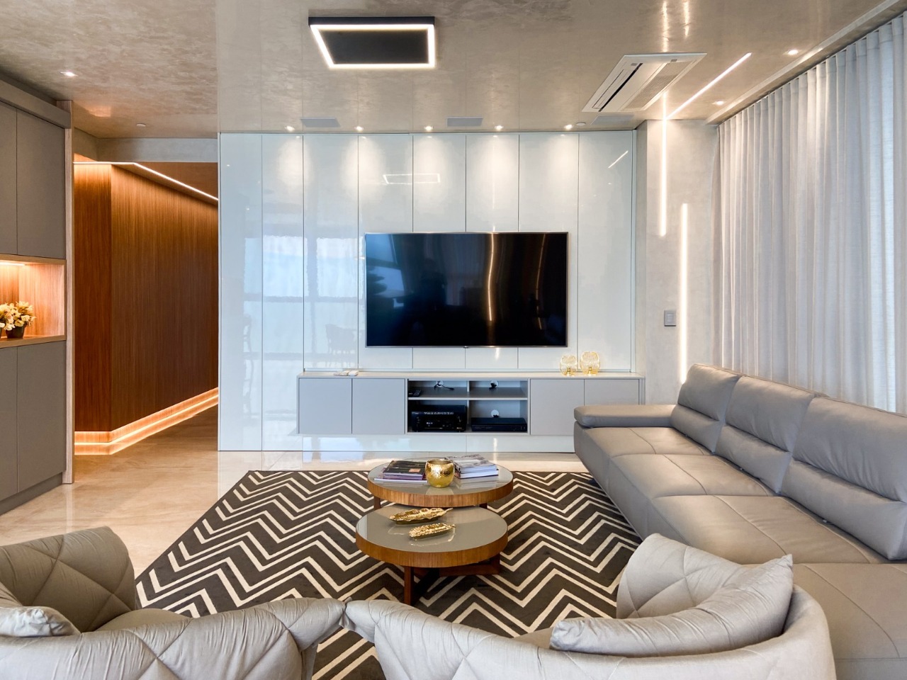 Apartamento á Venda com 3 Suítes na Barra Sul