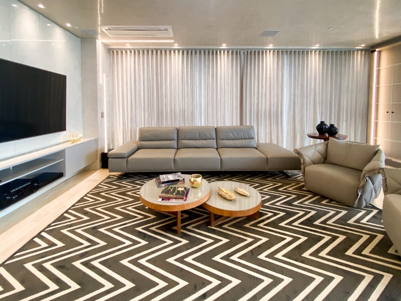 Apartamento á Venda com 3 Suítes na Barra Sul