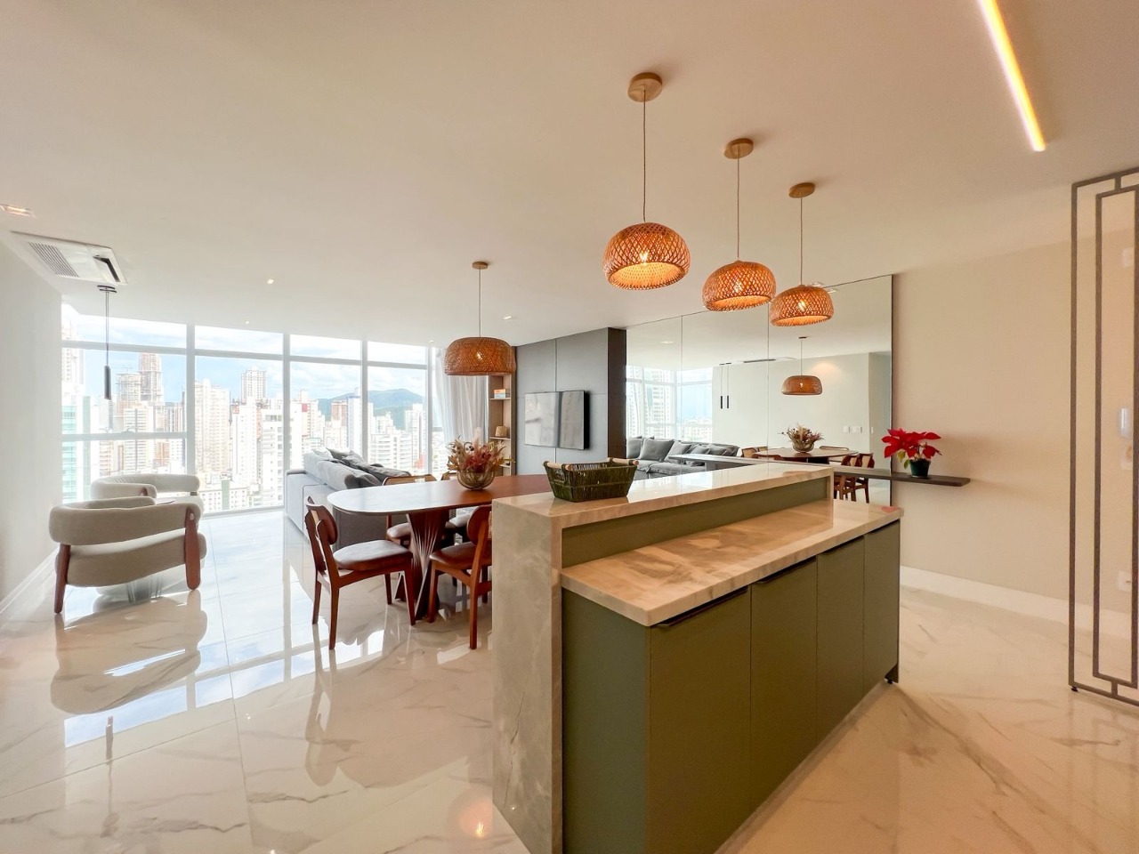 Apartamento á venda com 3 suítes no Centro.