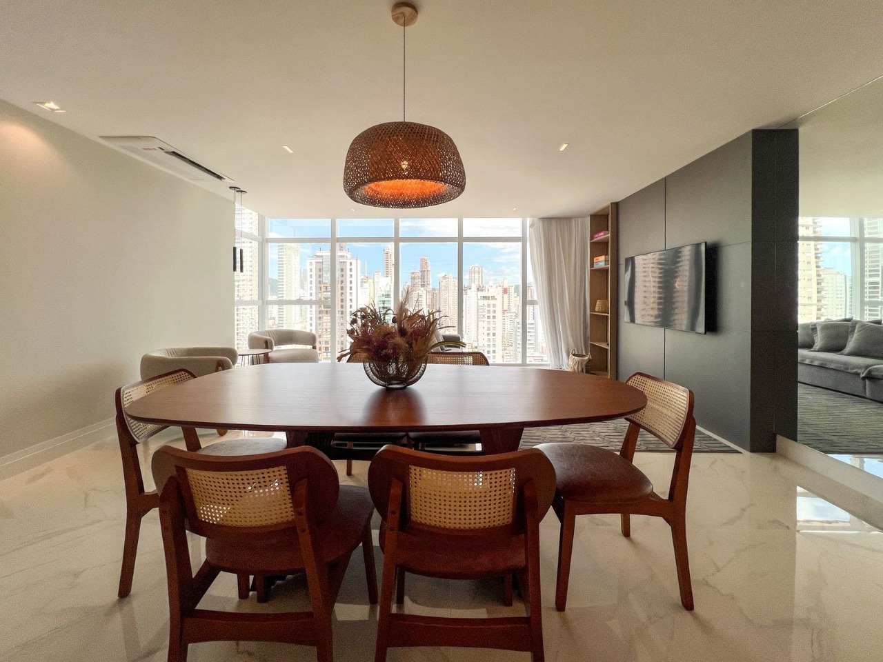 Apartamento á venda com 3 suítes no Centro.