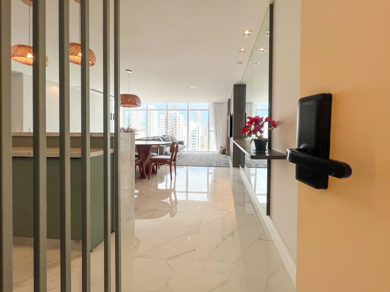 Apartamento á venda com 3 suítes no Centro.