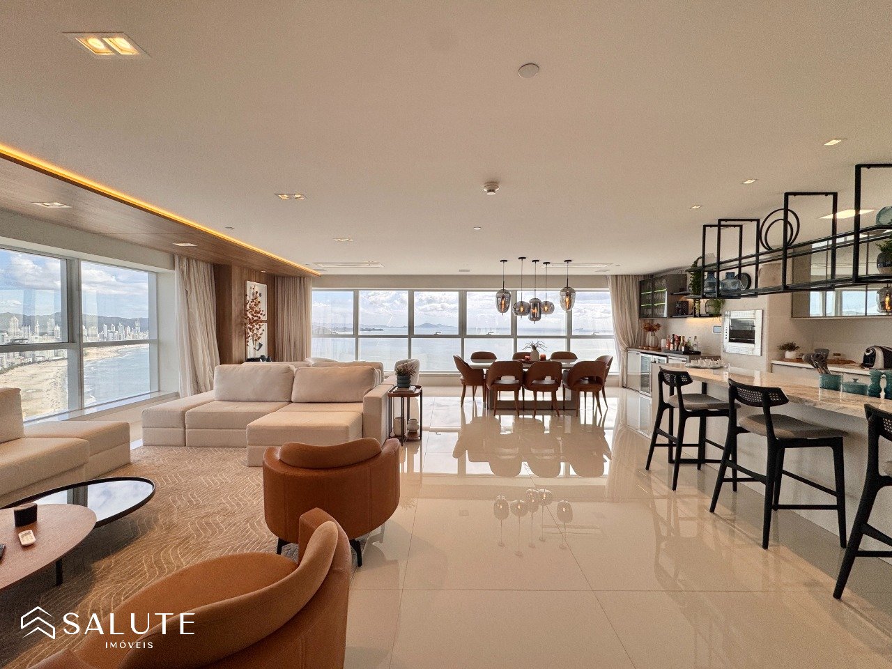 Apartamento à venda com 4 suítes na Barra Sul