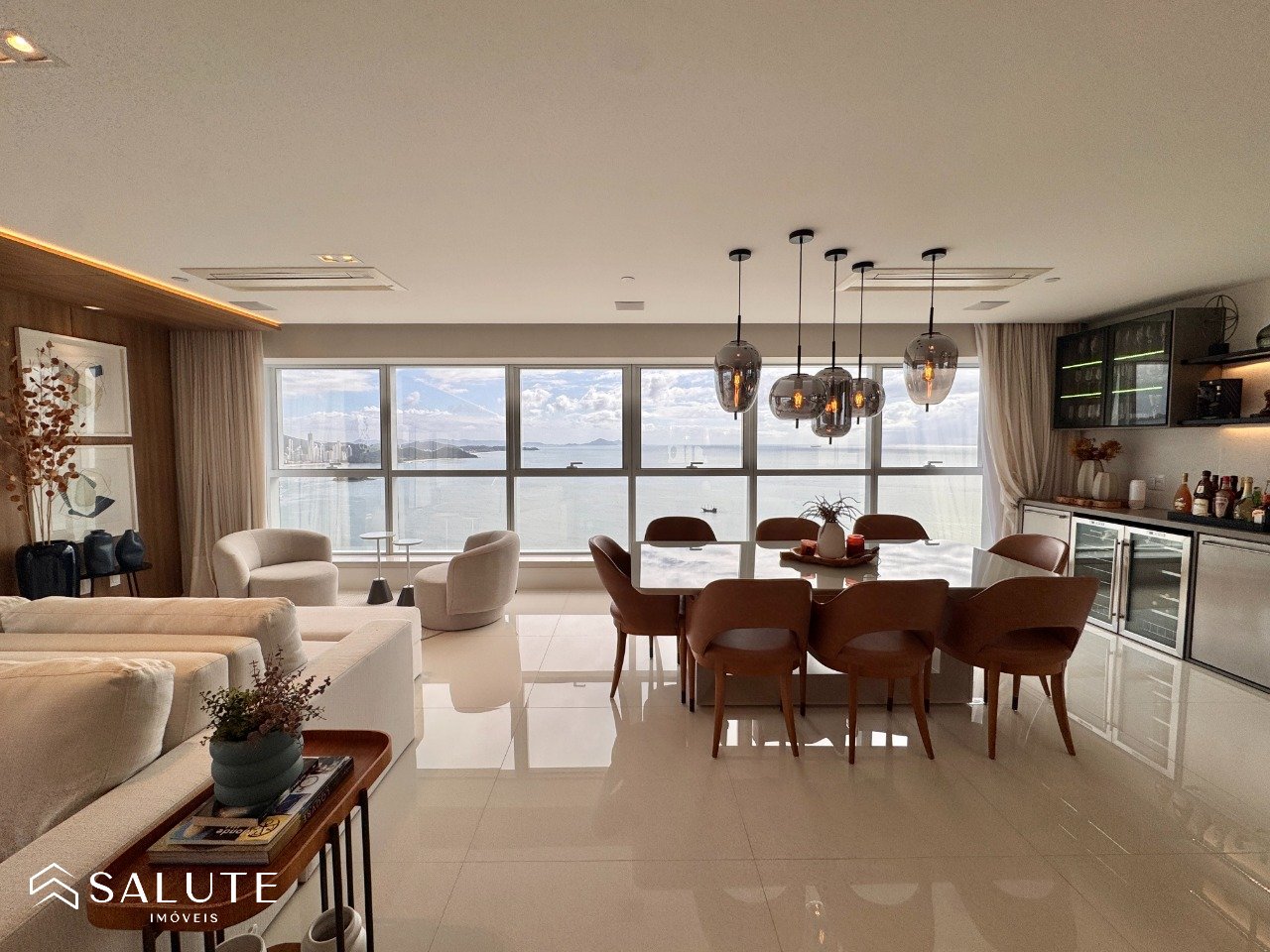 Apartamento à venda com 4 suítes na Barra Sul
