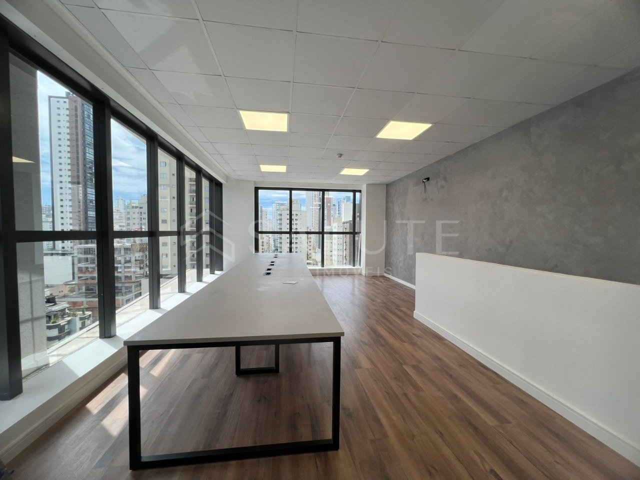 Sala comercial locação anual no Centro