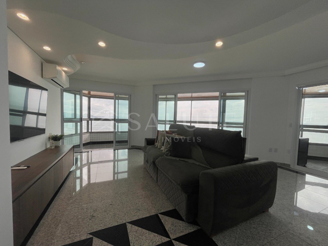 Apartamento aluguel anual 3 suítes Centro