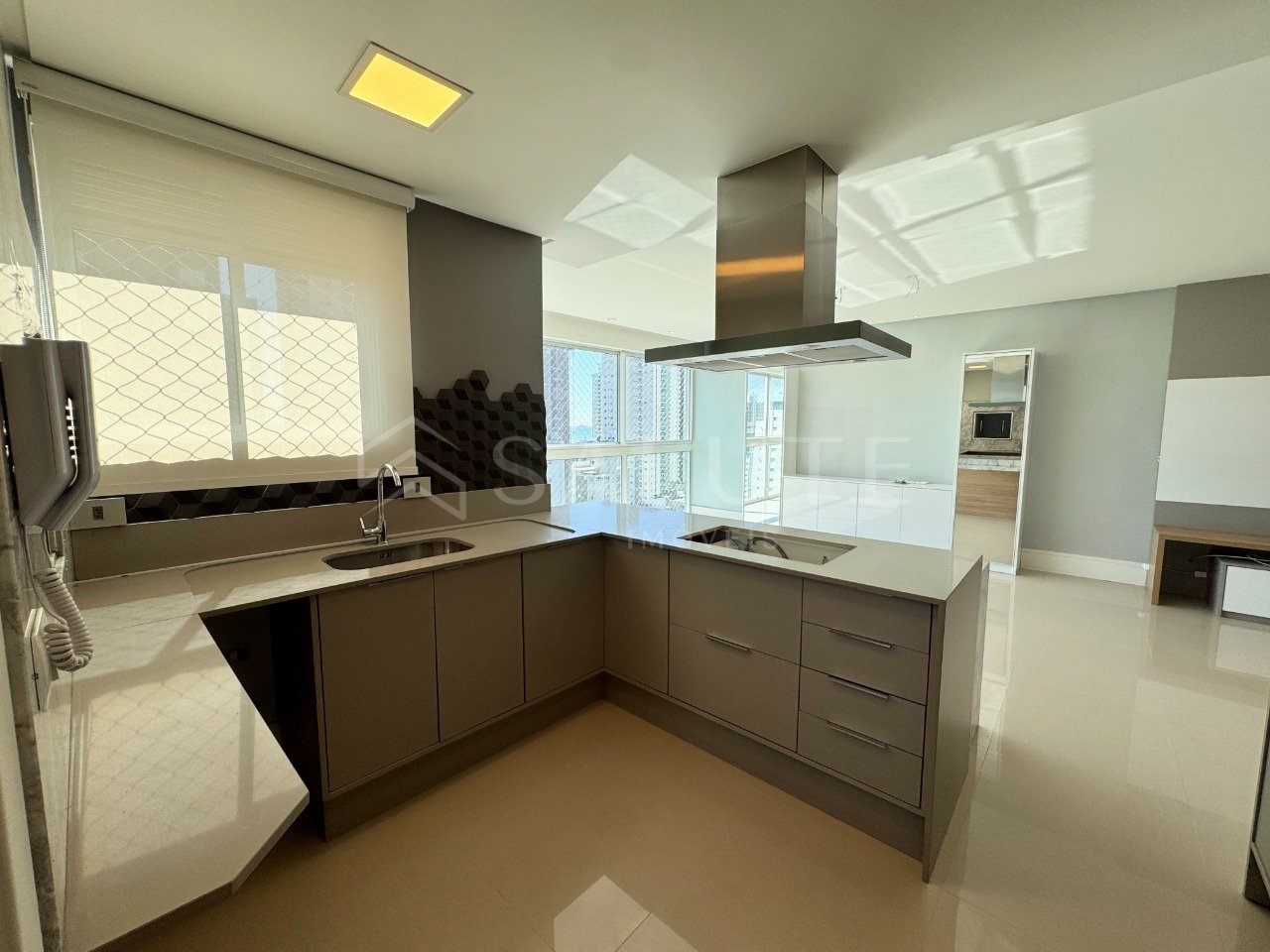 Apartamento à venda 3 suítes na Barra Sul