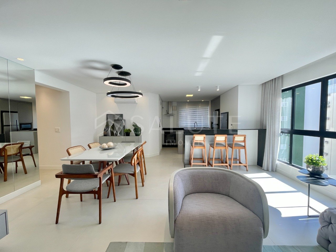 Apartamento locação com 3 suítes no Centro