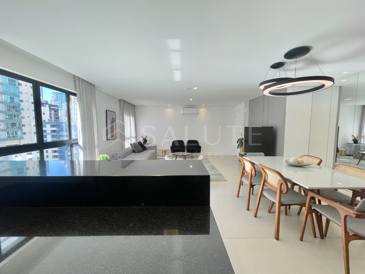 Apartamento locação com 3 suítes no Centro