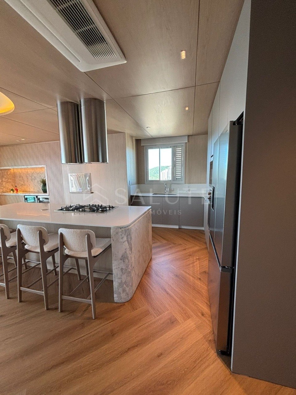 Apartamento à venda 5 suítes na Barra Sul