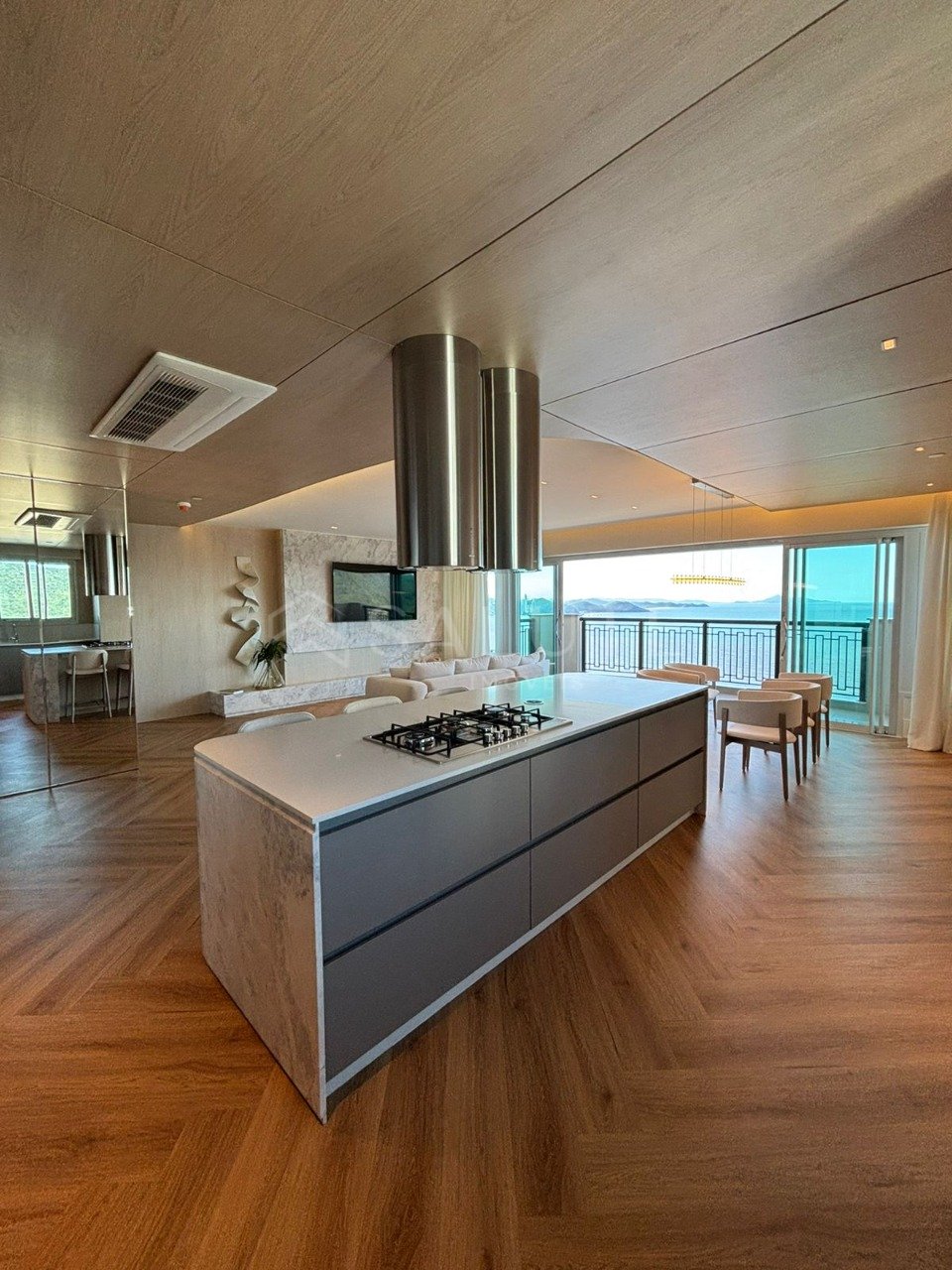 Apartamento à venda 5 suítes na Barra Sul