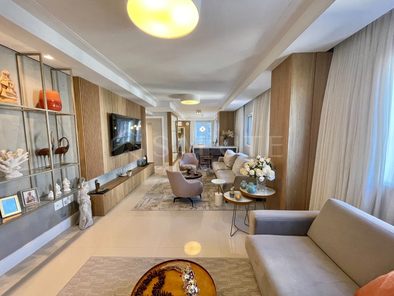 Apartamento à venda com 3 suítes na Barra Sul