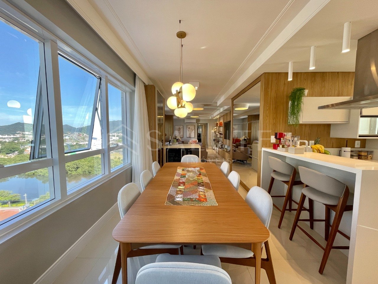 Apartamento à venda com 3 suítes na Barra Sul