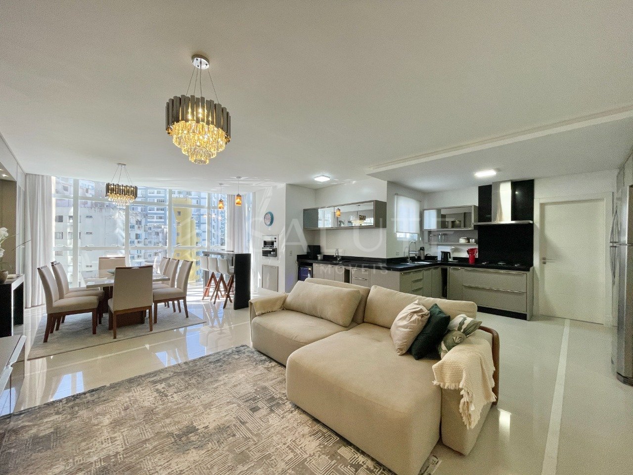 Apartamento locação anual 3 suítes na Barra Sul