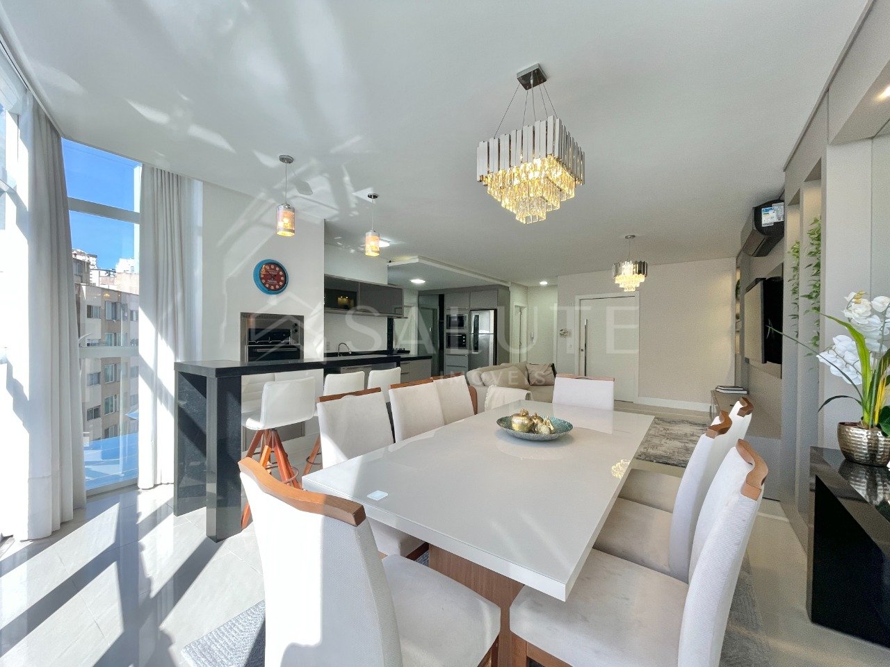 Apartamento locação anual 3 suítes na Barra Sul