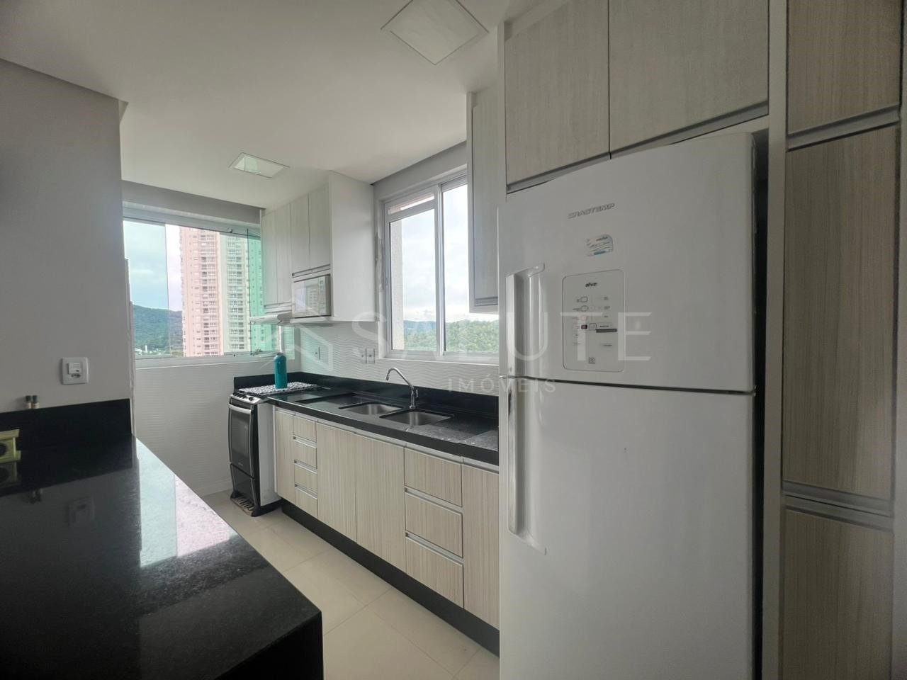 Apartamento aluguel anual 3 suítes Barra Sul.
