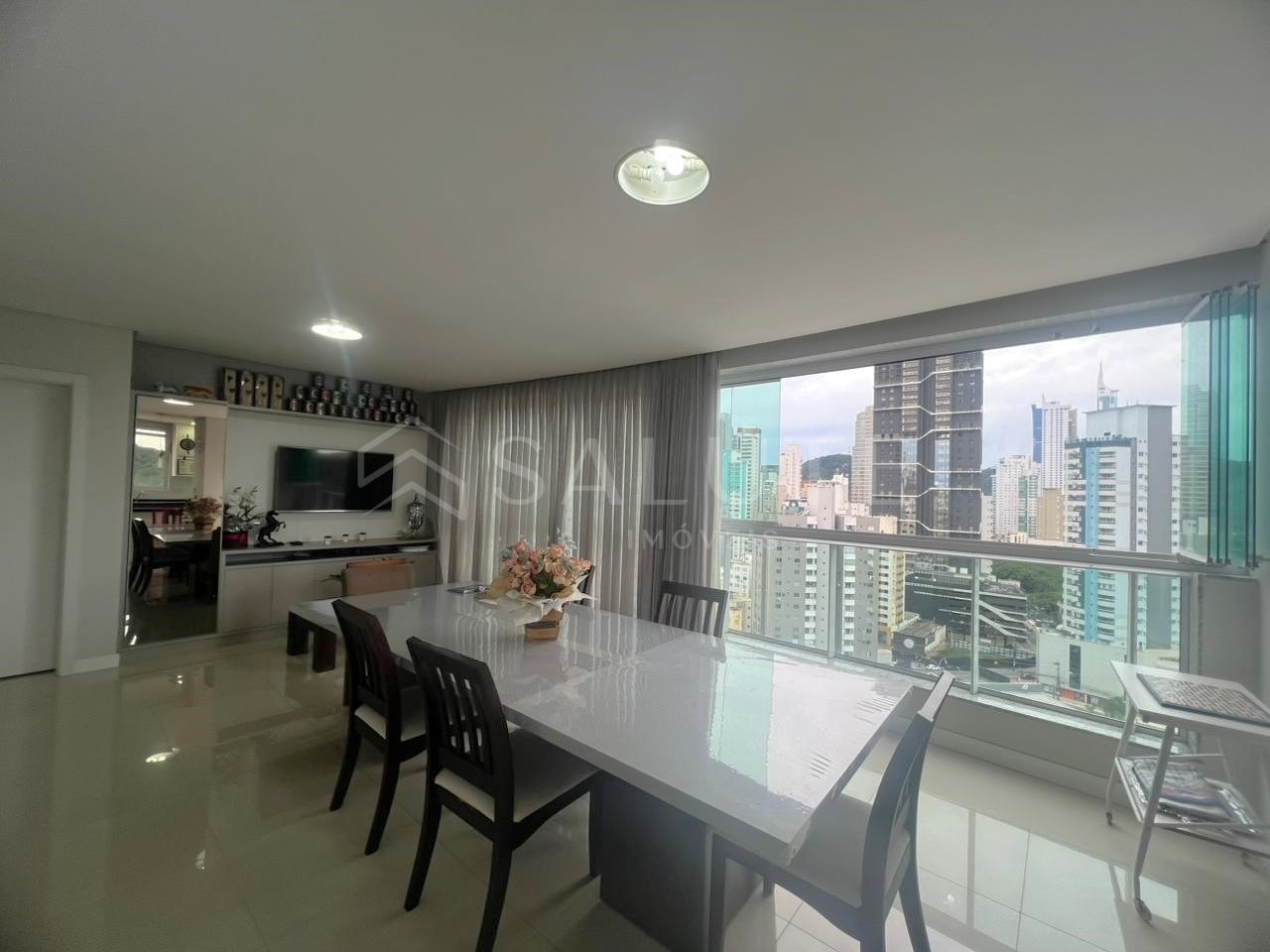 Apartamento aluguel anual 3 suítes Barra Sul.