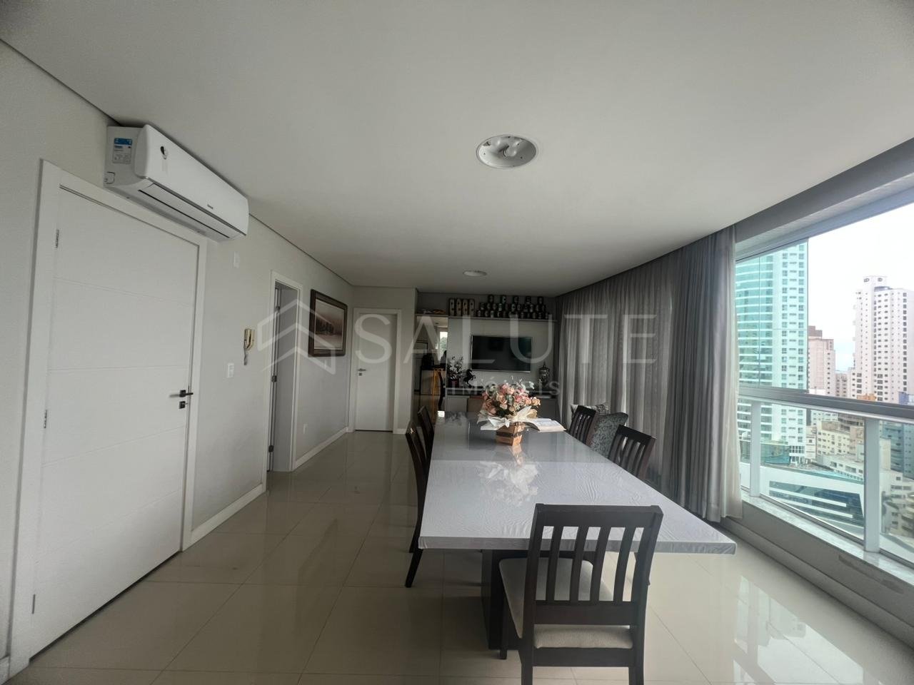 Apartamento aluguel anual 3 suítes Barra Sul.