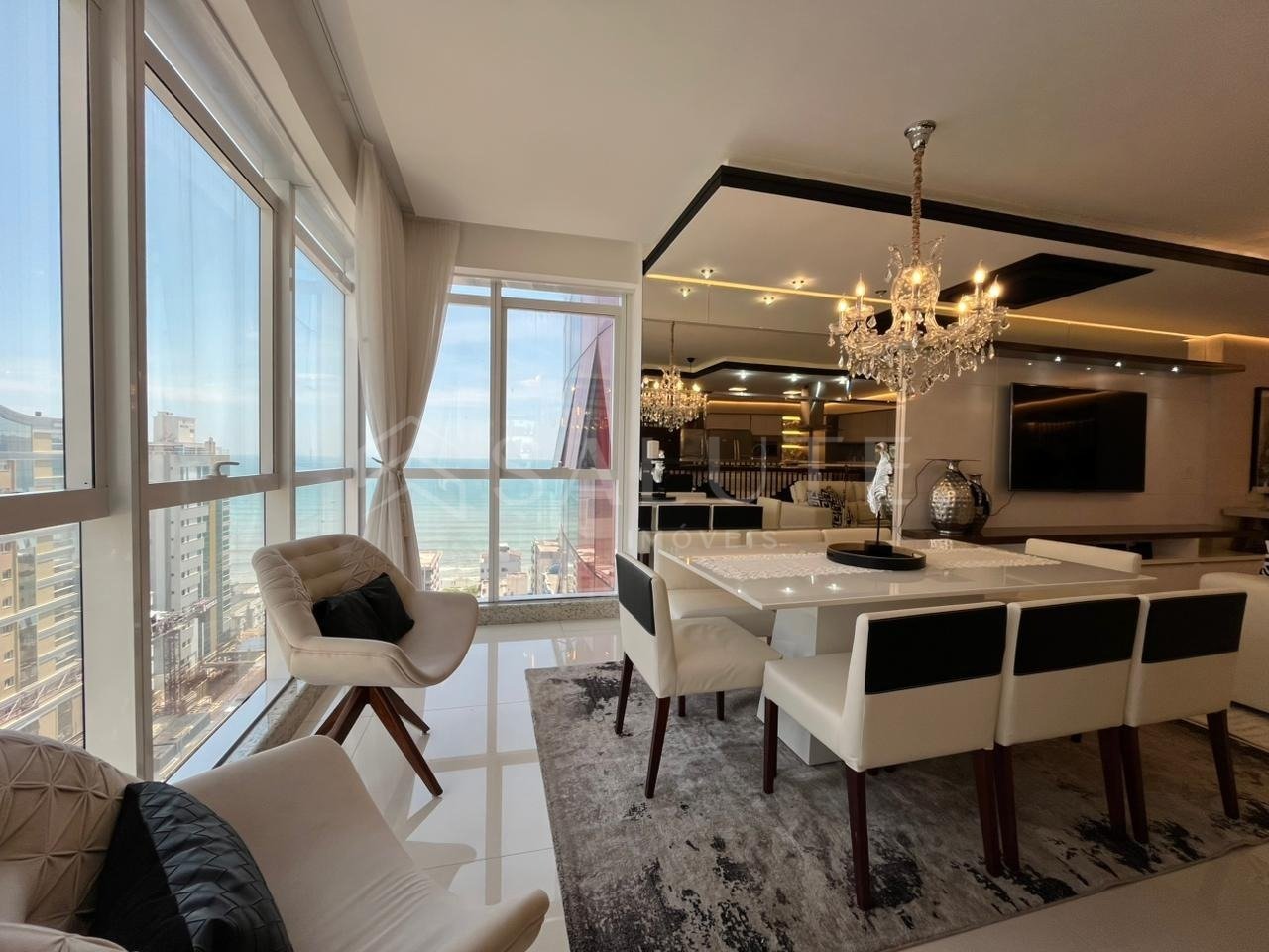 Apartamento à venda 4 suítes Meia Praia