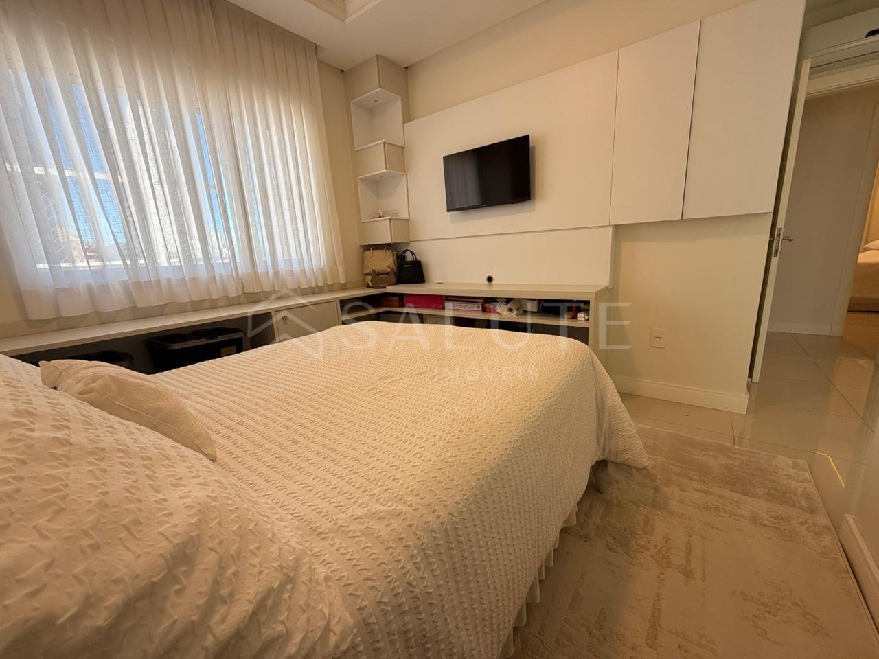 Apartamento à venda com 3 suítes no Centro.