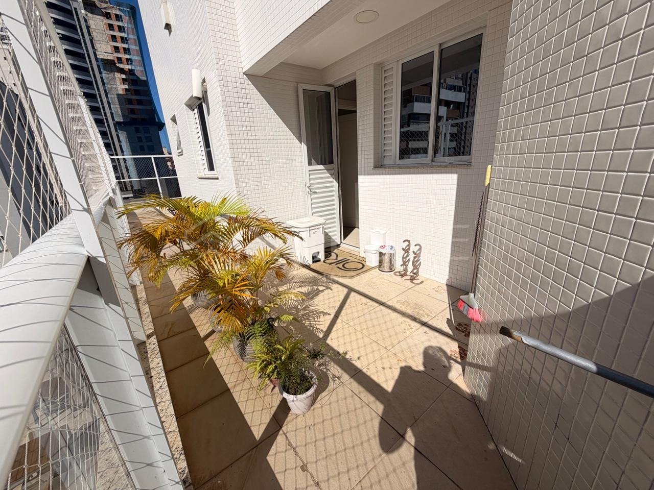 Apartamento à venda com 3 suítes no Centro.