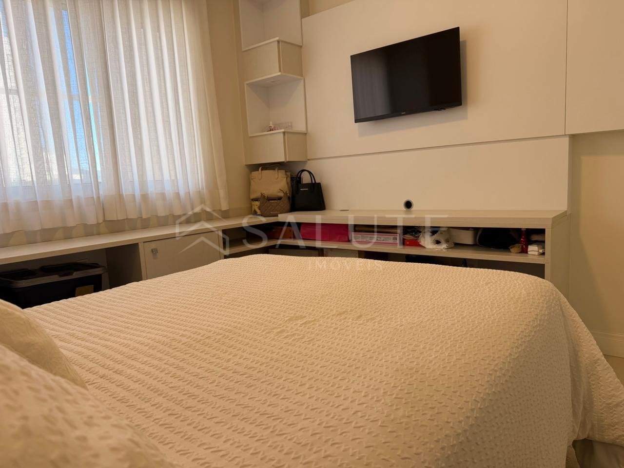 Apartamento à venda com 3 suítes no Centro.