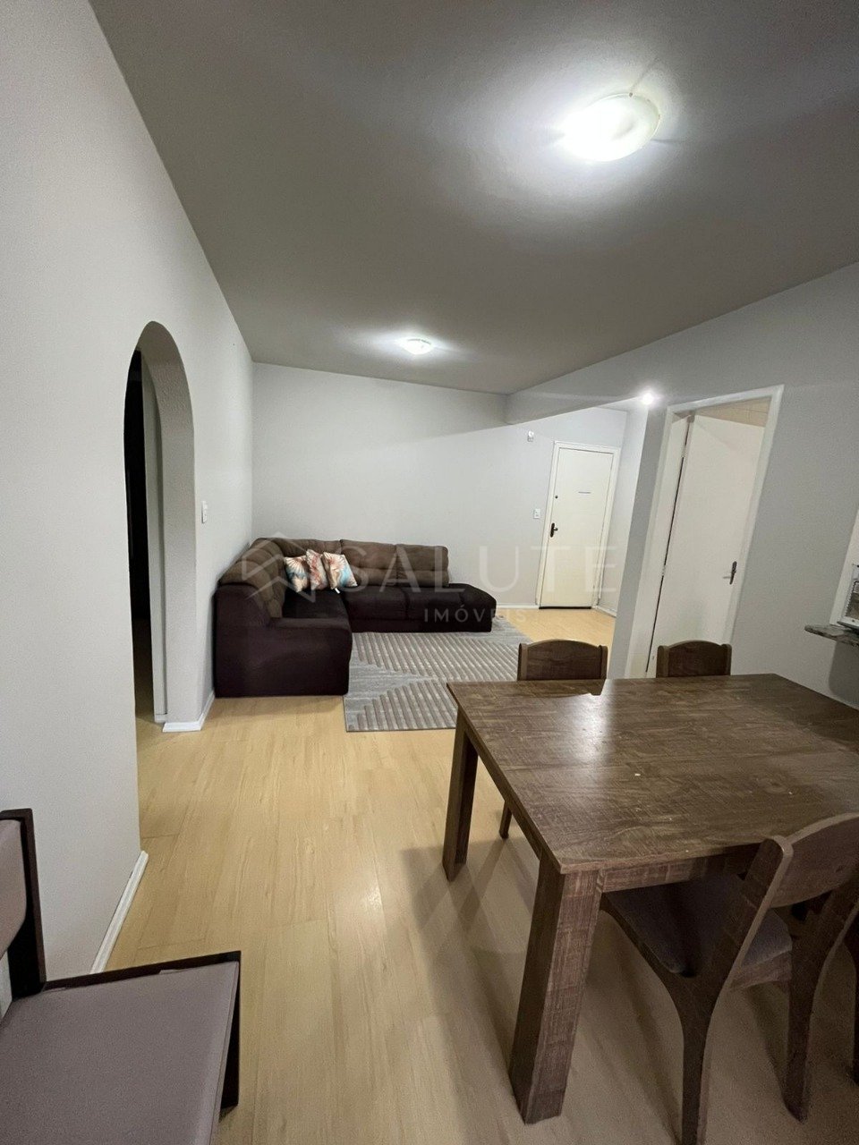 Apartamento aluguel anual 2 dormitórios no Centro.