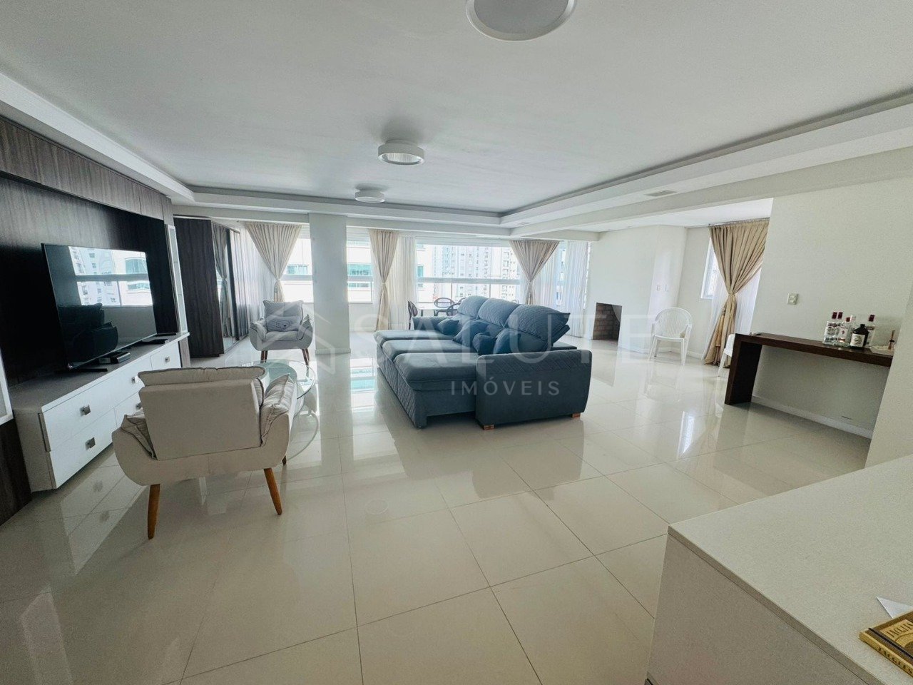 Apartamento locação anual 4 dormitórios no Centro