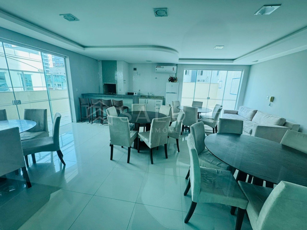 Apartamento locação anual 4 dormitórios no Centro