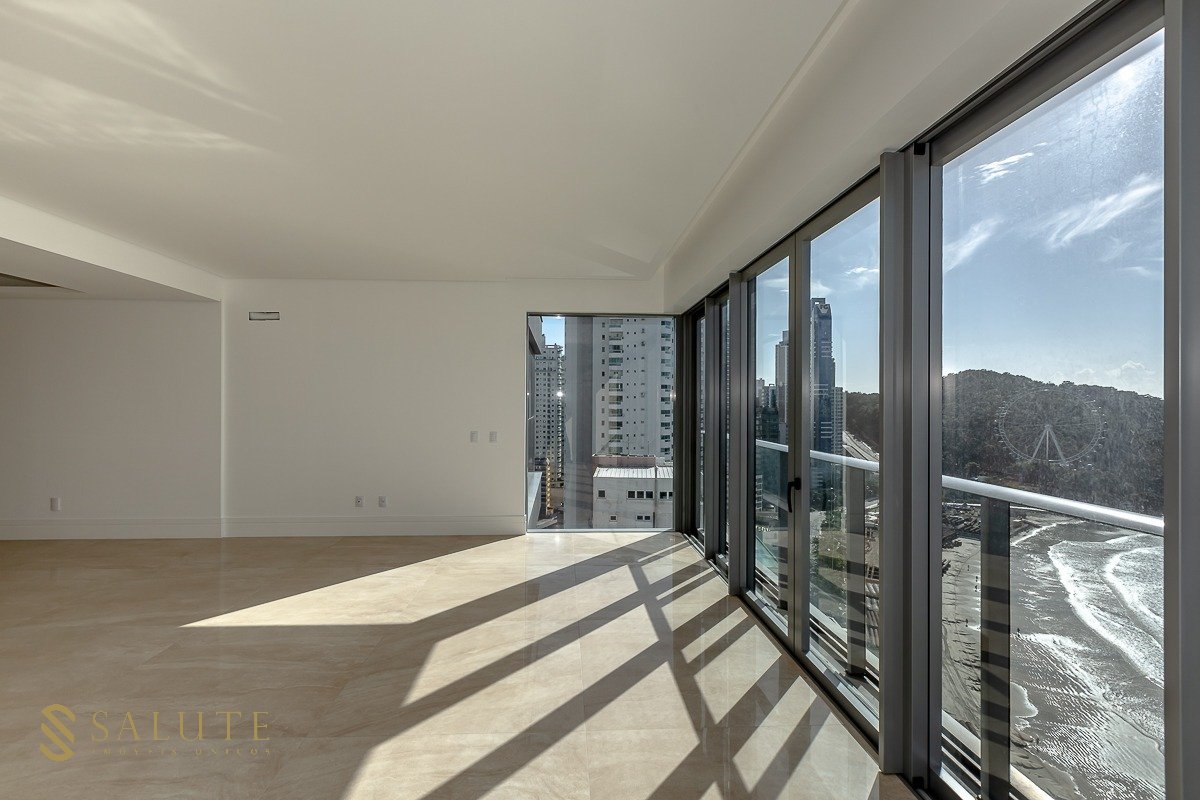 Apartamento 5 suítes frente mar