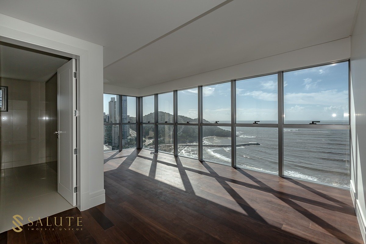 Apartamento 5 suítes frente mar