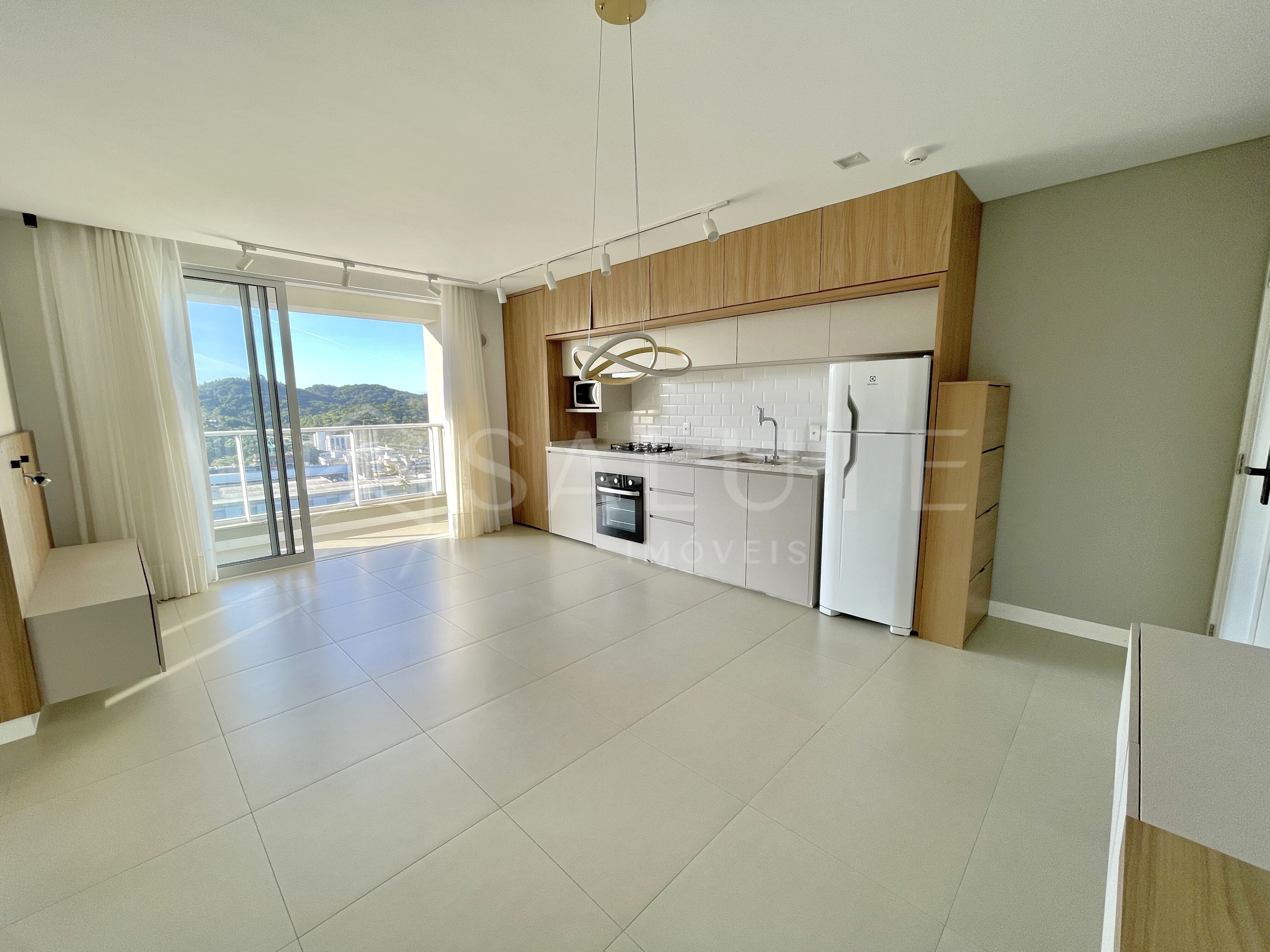 Apartamento locação anual 2 dorm. na Praia Brava