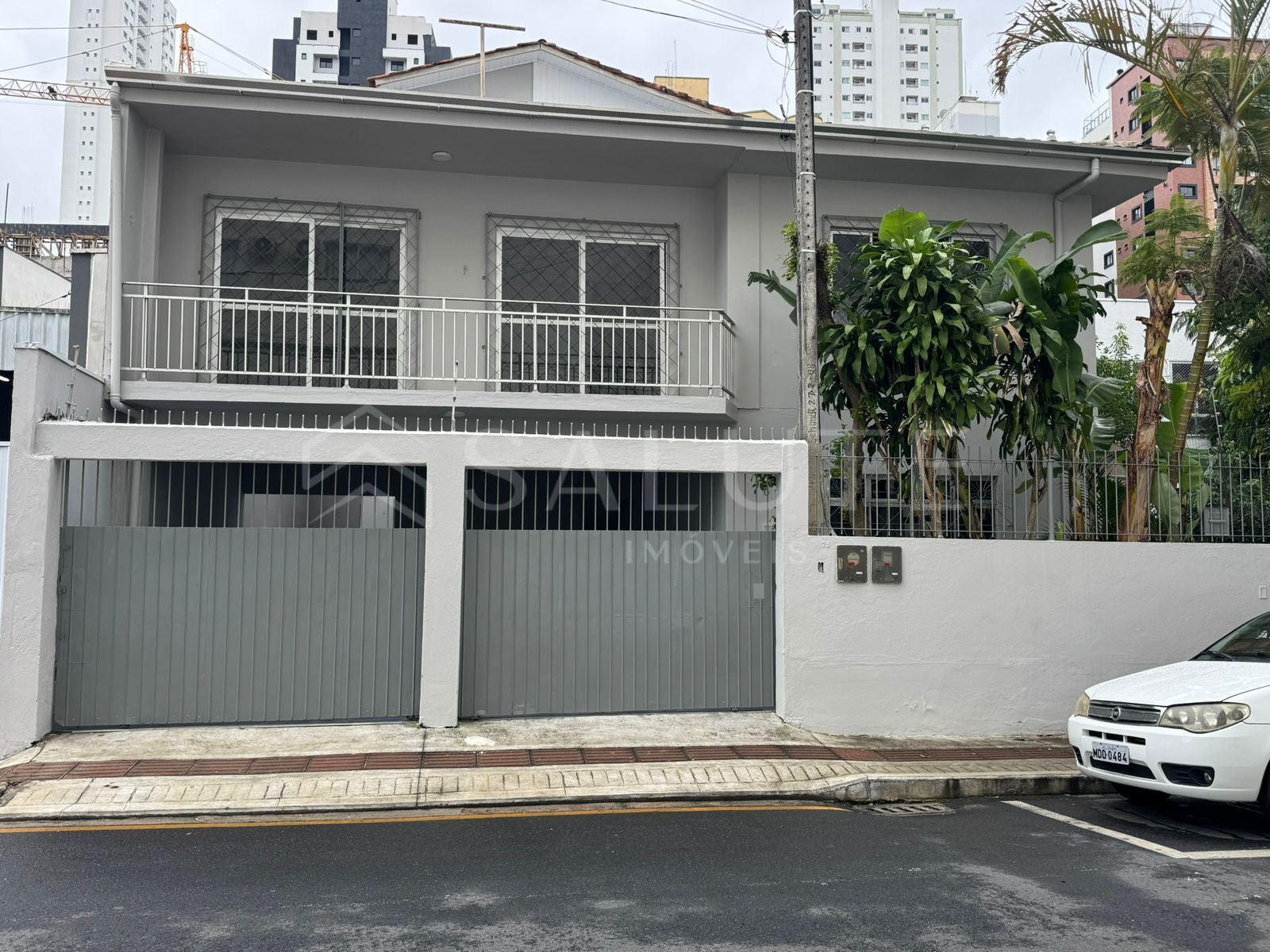 Casa aluguel anual com 2 dormitórios no Centro