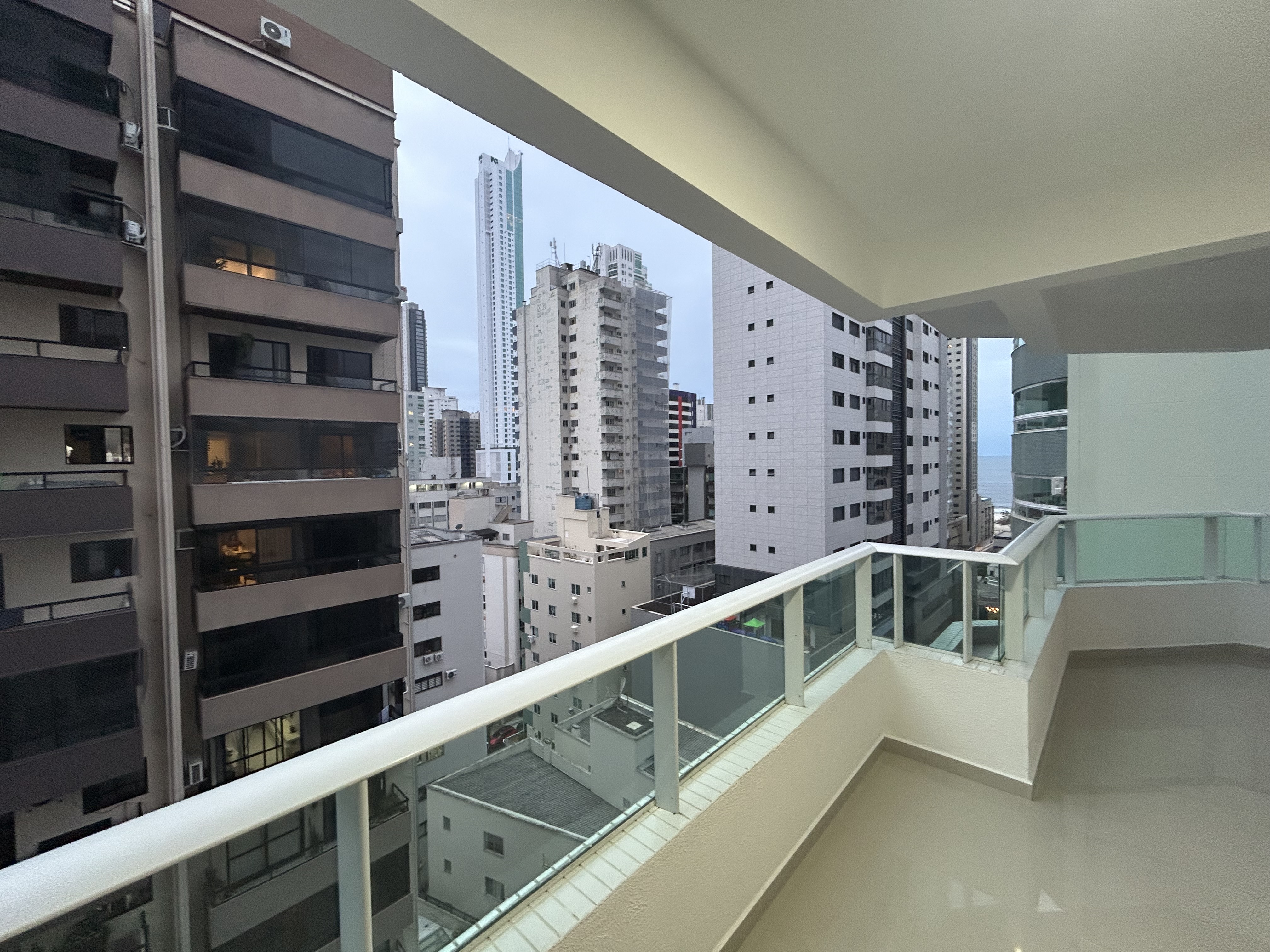 Apartamento aluguel anual 2 dormitórios na Barra Norte
