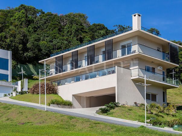 Casa em Condomínio à venda 5 suítes no Estaleirinho
