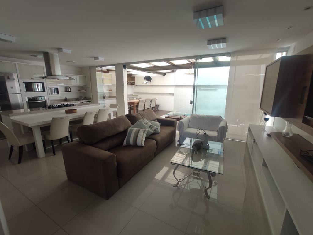 Casa aluguel anual 3 suítes no Centro