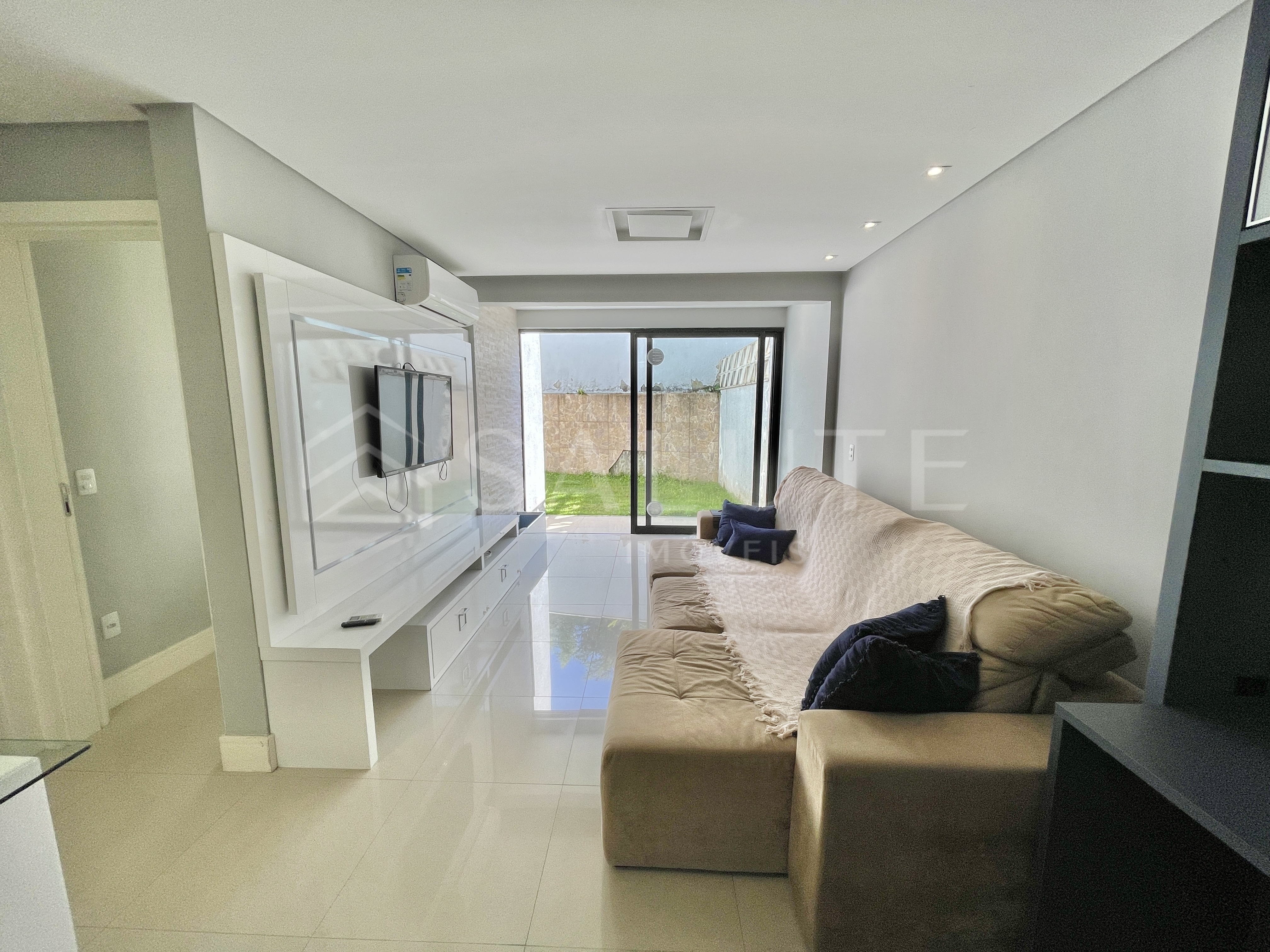 Apartamento aluguel anual 2 dormitórios na Praia dos Amores