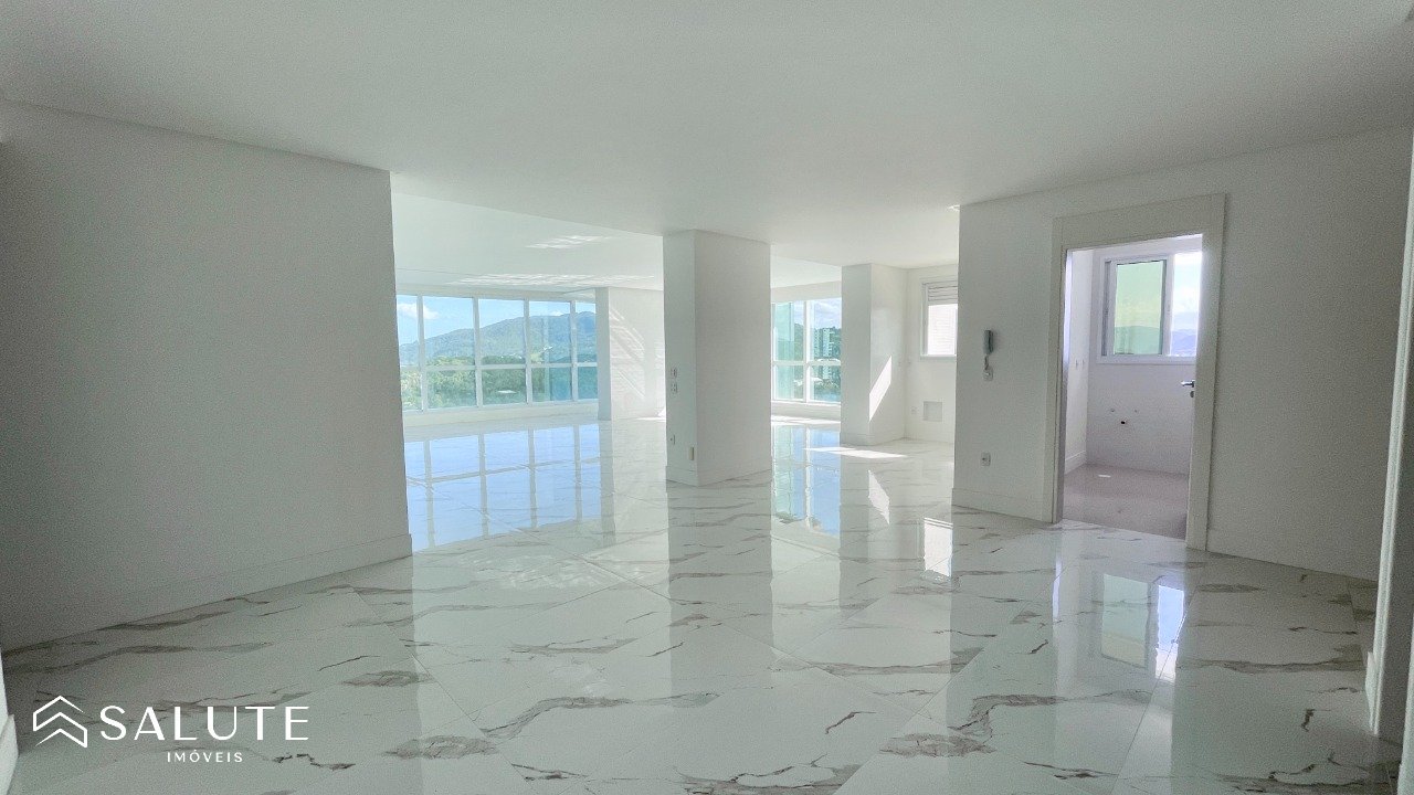 Apartamento á venda com 3 suítes na Barra Sul