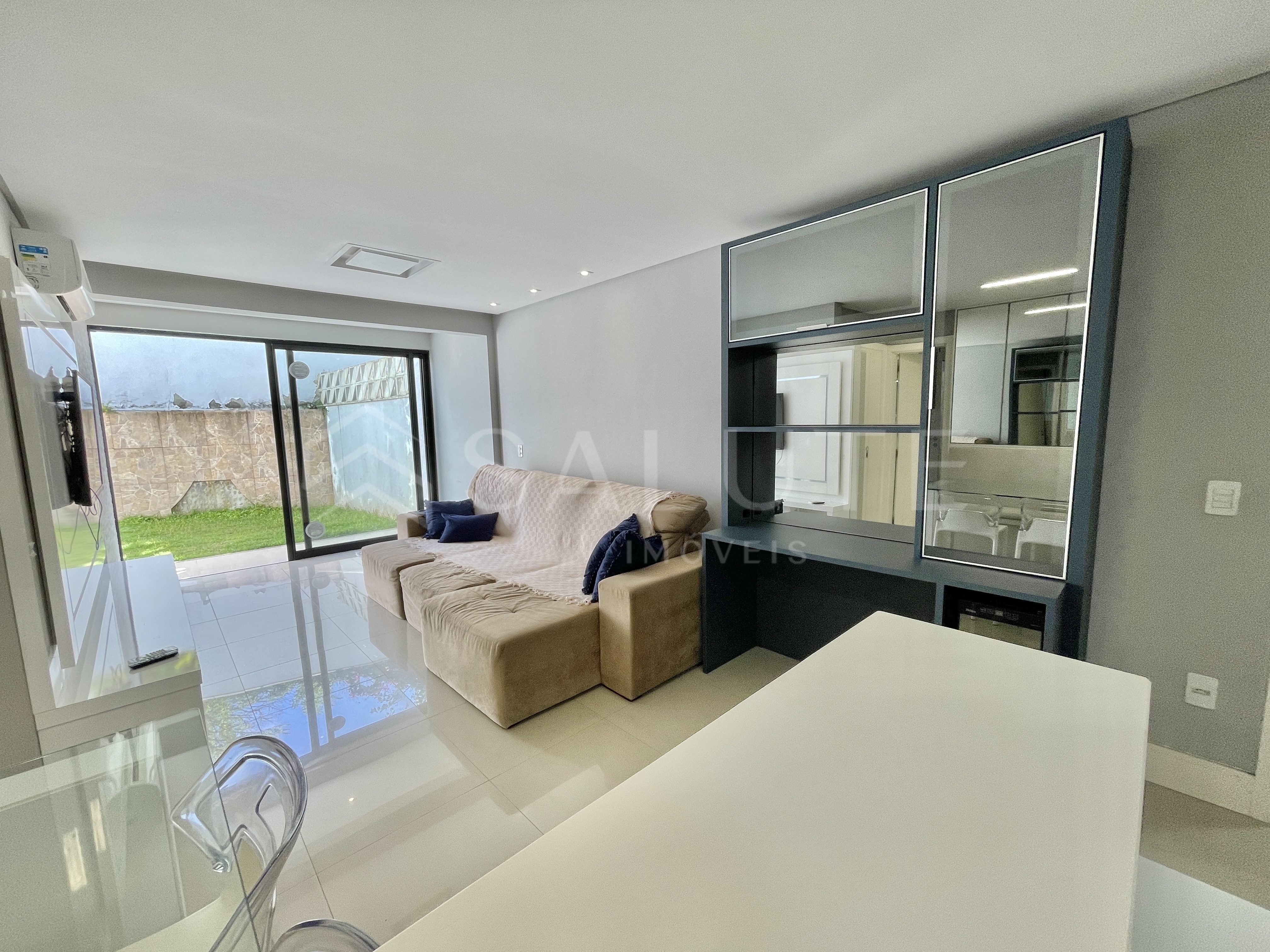 Apartamento aluguel anual 2 dormitórios na Praia dos Amores